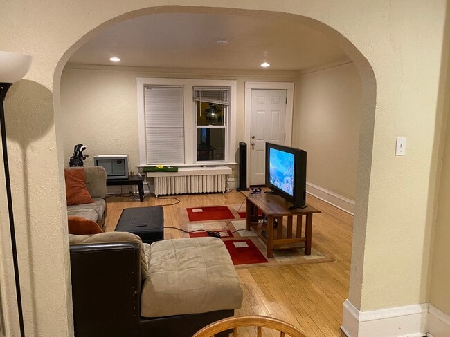 Building Photo - 3233 N Bartlett Ave