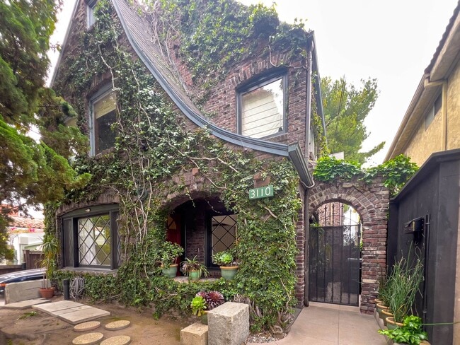 Primary Photo - Stunning 2 BR Santa Monica Duplex with Views!