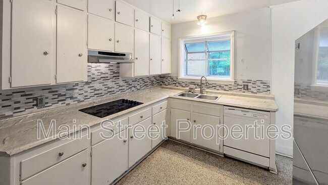 Building Photo - 2 Manor Dr