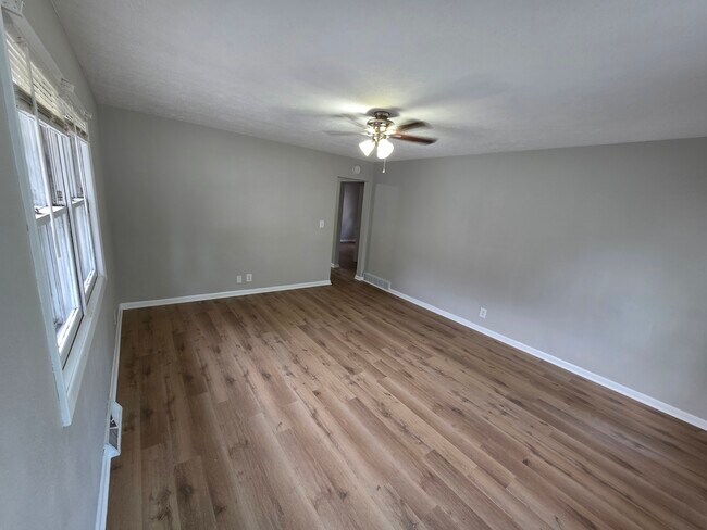 Building Photo - 4 bedroom HOUSE For RENT