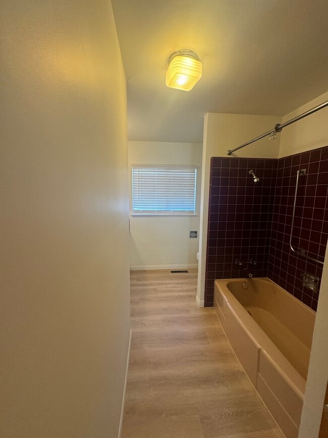 Building Photo - 120 Glencrest Ln