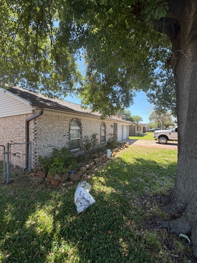 Building Photo - 10014 Carlow Ln