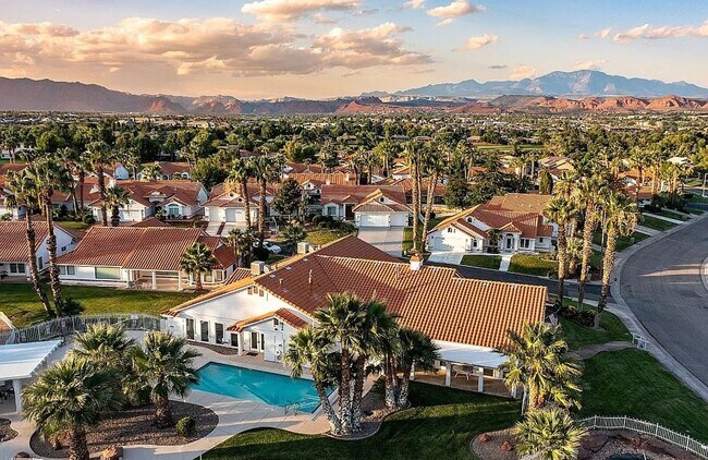 Building Photo - Charming Home Next To Sunbrook Golf Club!