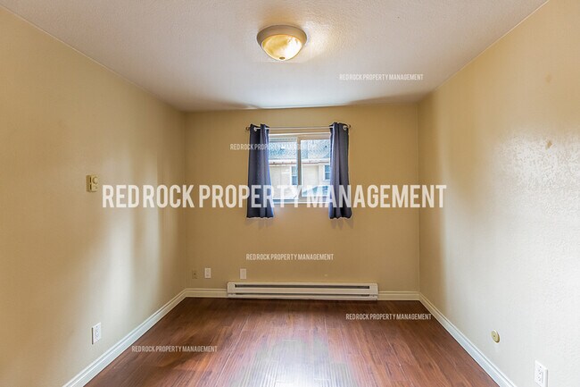 Building Photo - 215 S Chestnut St