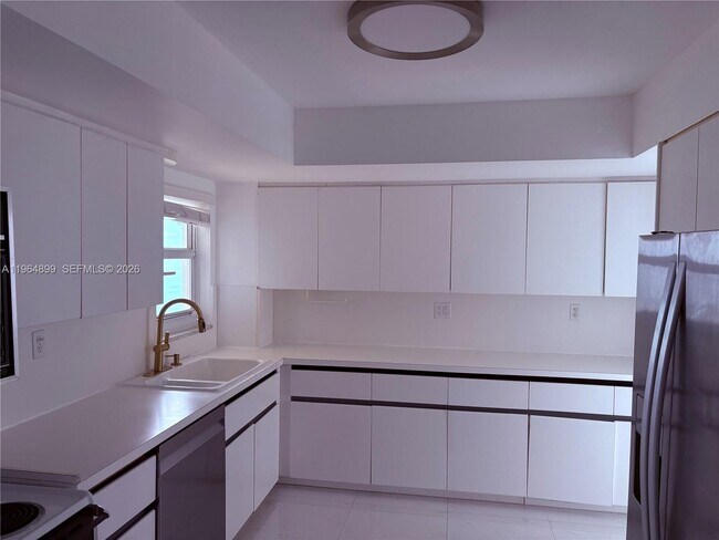 Building Photo - 3180 S Ocean Dr