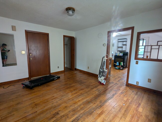 Living room, closed door leads to front entrance - 612 7th St SE