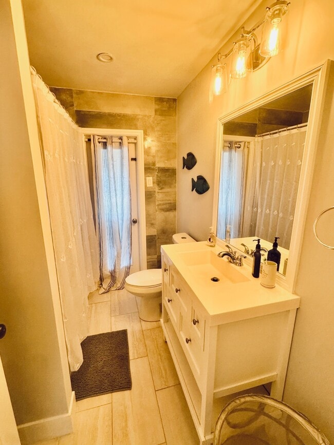 Building Photo - 734 Memorial Dr