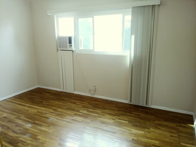 Building Photo - 824 W Cully Dr