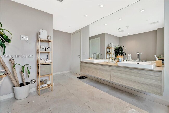 Building Photo - 17111 Biscayne Blvd