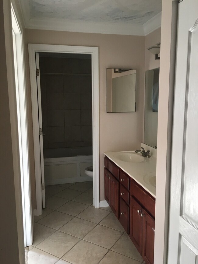 Building Photo - Wonderfully Remodeled Tri Level 3BR/2BTH Soulard Townhouse