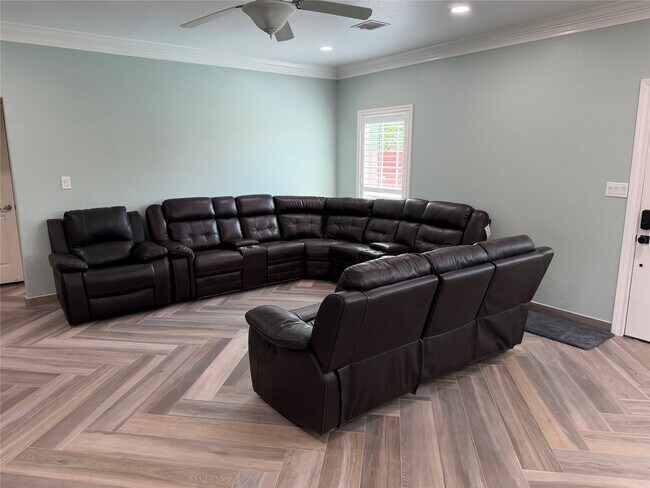 Building Photo - 5525 Swan Dr