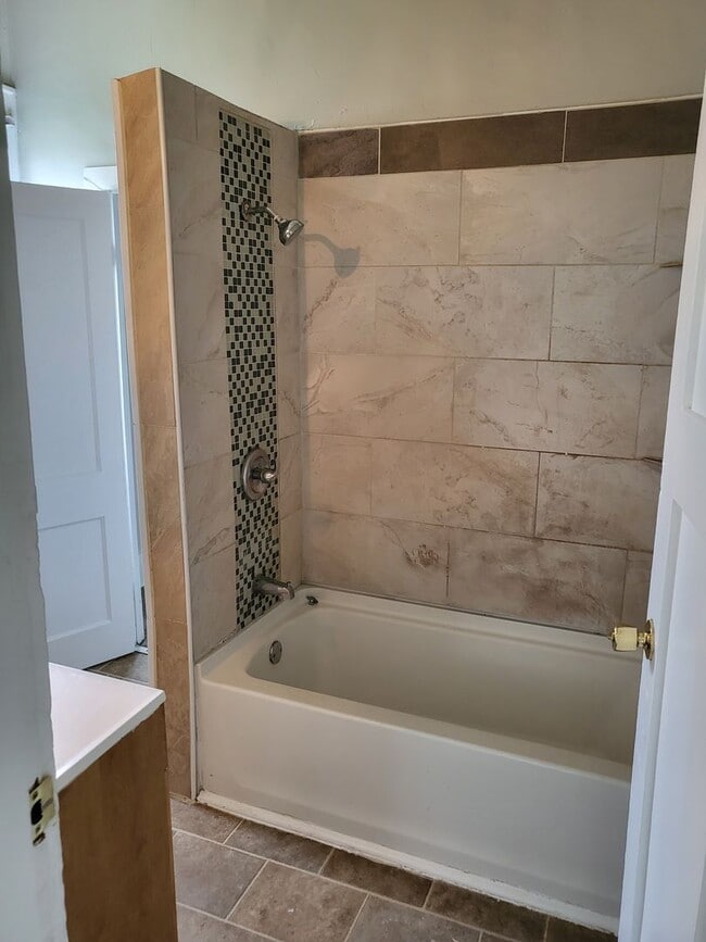 Building Photo - 2 bed 1 bath house