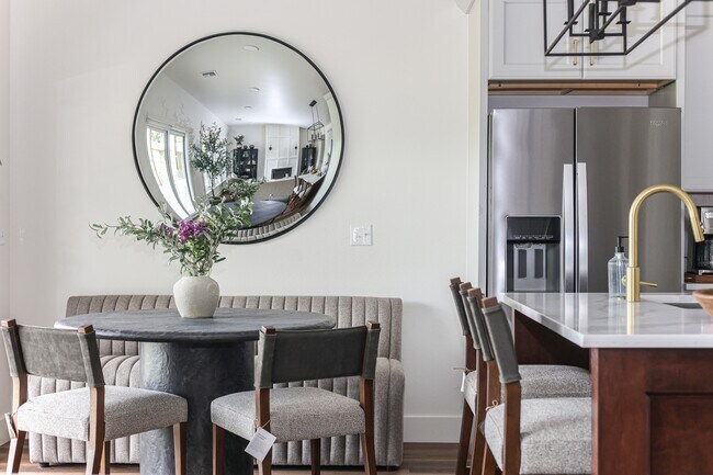 Building Photo - 279 N Richards Ave