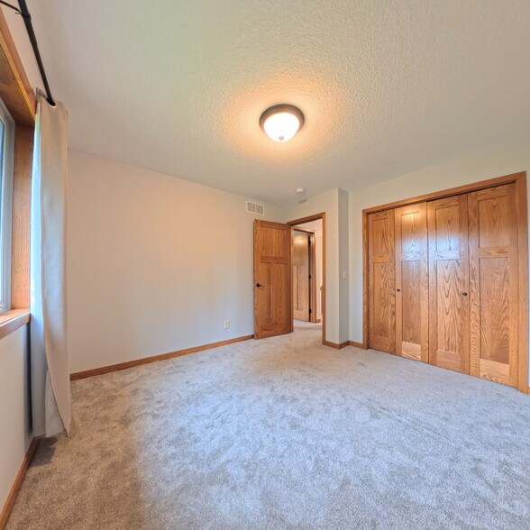 Building Photo - 11956 Castle Rock Ct N