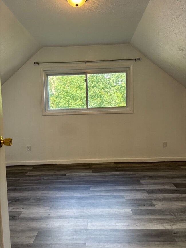 Building Photo - Charming single family home on a cul-de-sac that accepts vouchers
