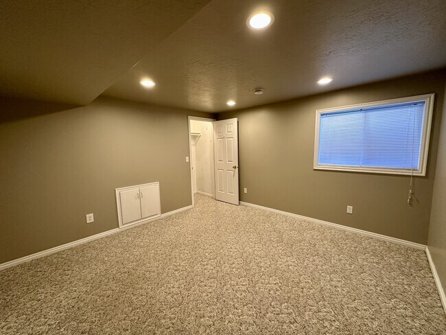 Building Photo - 6270 S Mt Vista Dr