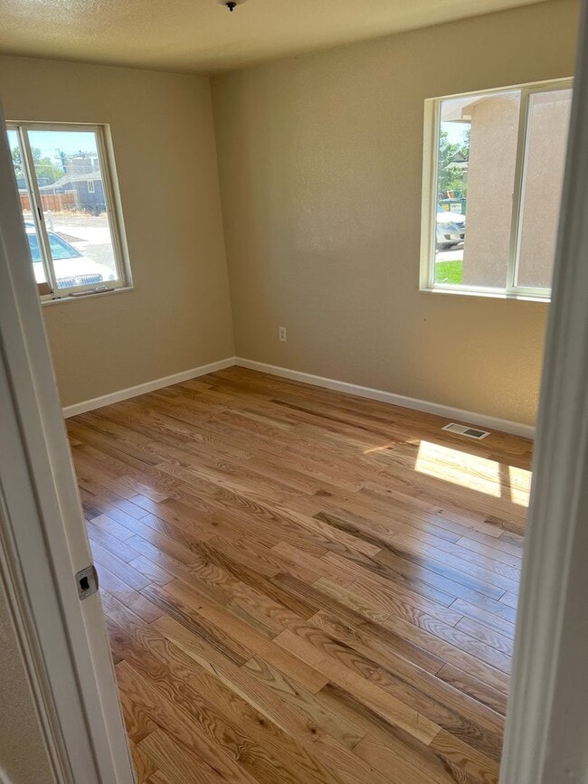 Building Photo - Great 3 Bedroom 2 Bath unit