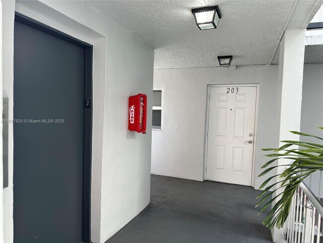 Building Photo - 9441 Evergreen Pl