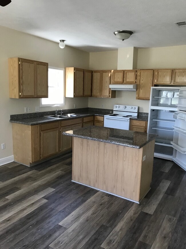 Building Photo - 322 St Francis St