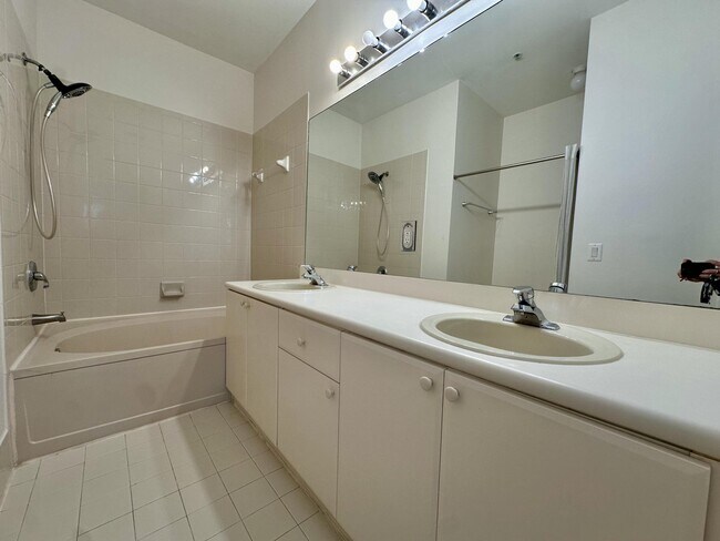 Building Photo - 1002 Shoma Dr