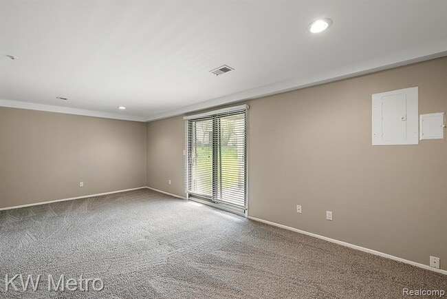 Building Photo - 5652 Drake Hollow Dr E