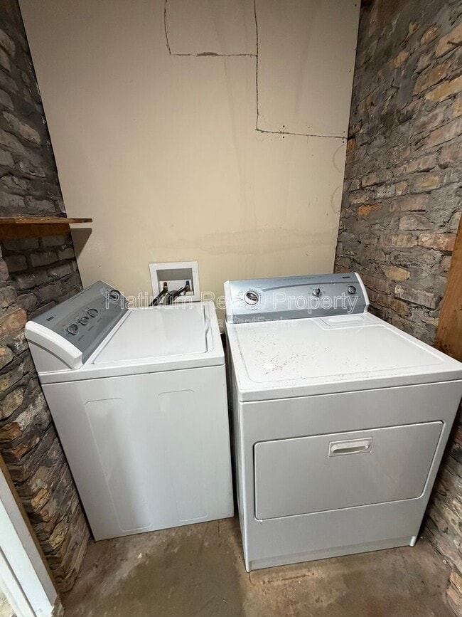 Building Photo - 3721 Brookcrest Cir