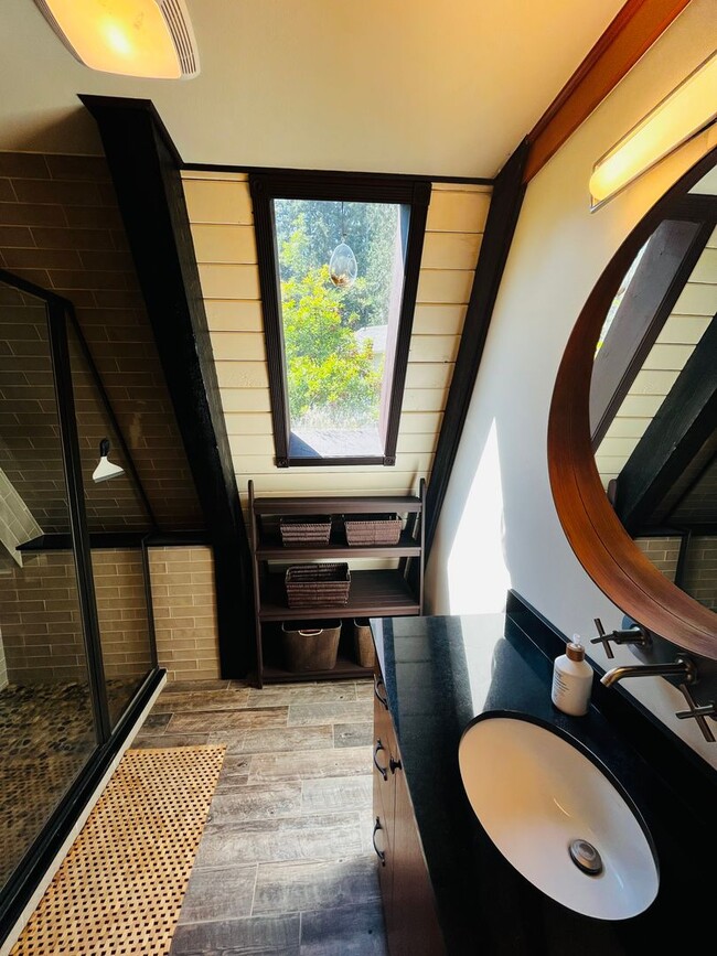 Building Photo - Wonderfully Eclectic Bainbridge Home, Perfect for Nature Lovers!