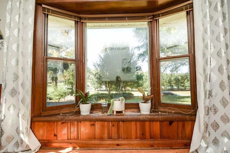 bay window - 2506 Elm Dr NE