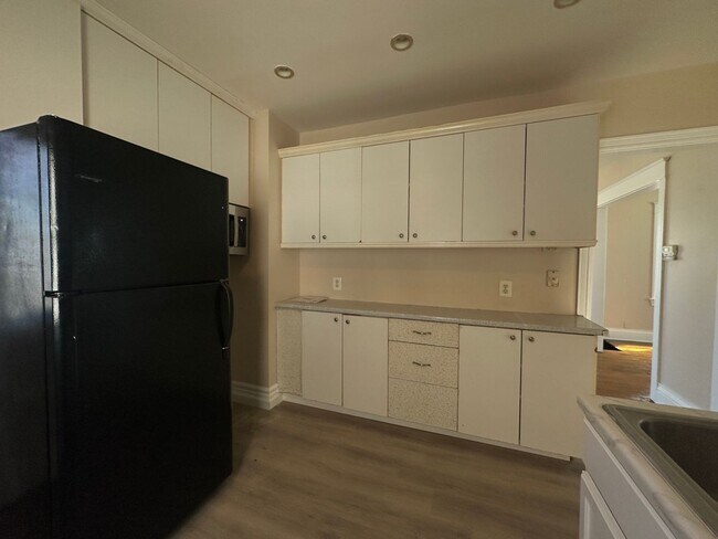 Building Photo - SINGLE FAMIKY FOR RENT IN MAPLEWOOD LOCATION !