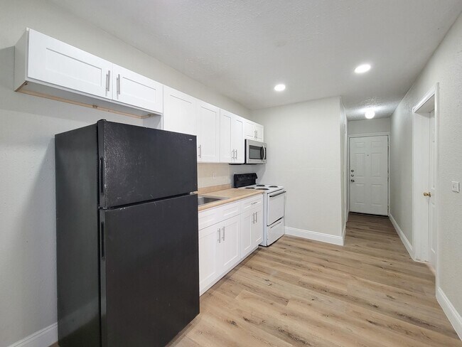 Building Photo - 711 Ave A Ave