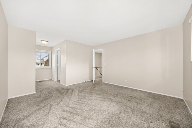 Building Photo - Carol Stream Townhome with Three Bedrooms and One Car Garage