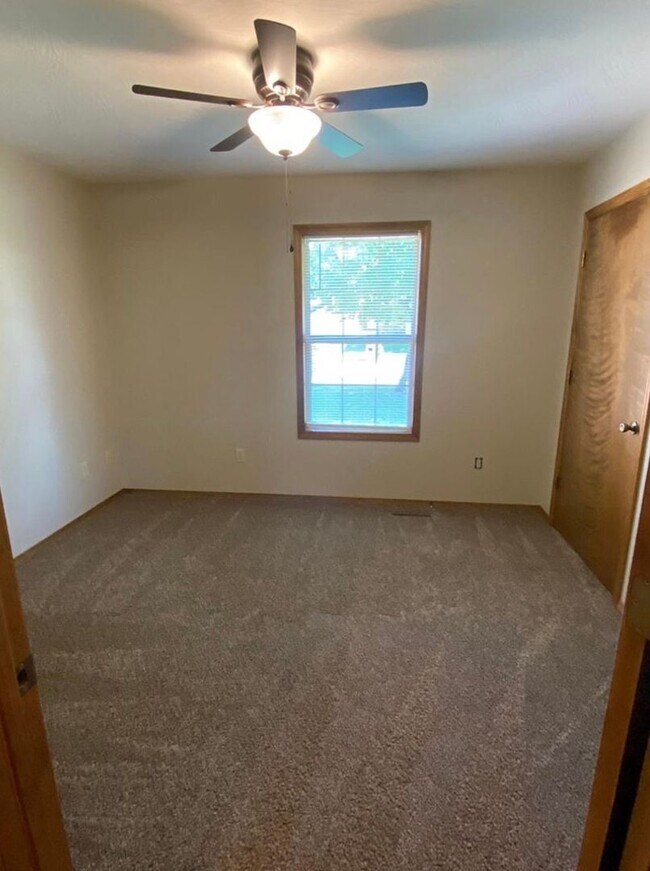 Building Photo - 984 Bates Dr