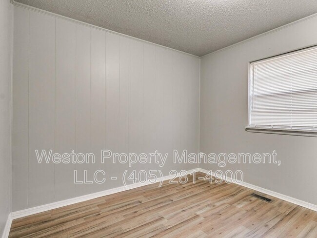 Building Photo - 1011 Crown Dr