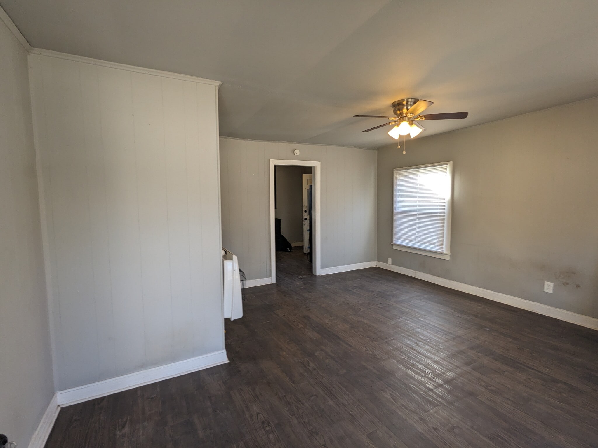 Building Photo - 823 W 9th St