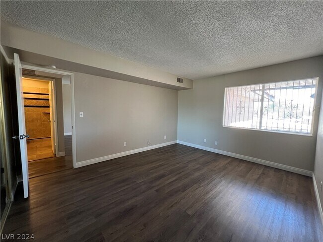 Building Photo - 1390 E Vegas Valley Dr