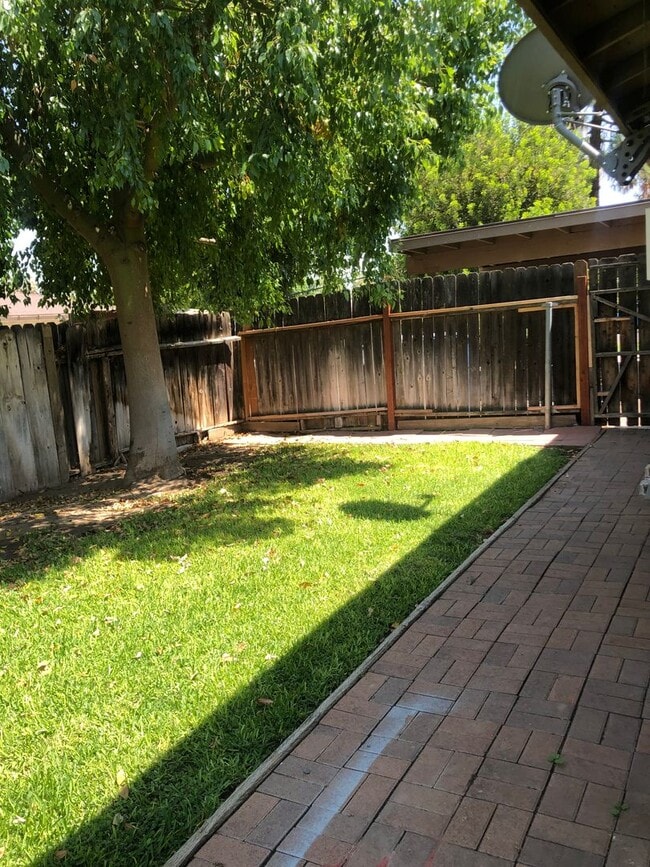 Building Photo - Newly remodeled duplex!