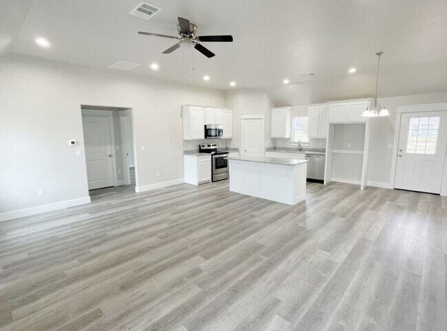 Building Photo - Gorgeous 3 Bedroom 2 Bath Home