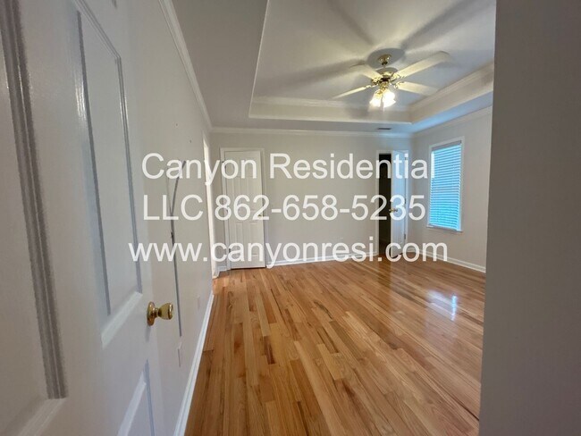 Building Photo - Beautiful 3 BR/3Bath in well sought after neighborhood !