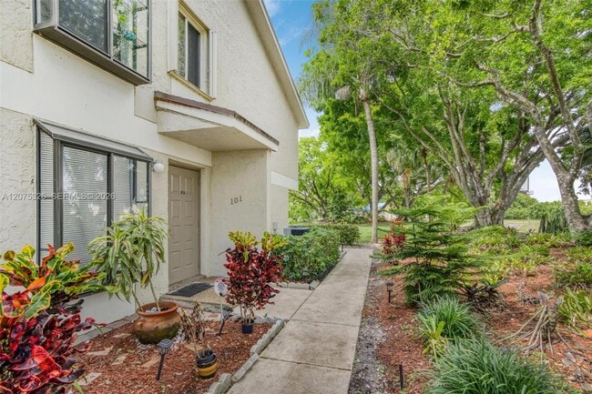Building Photo - 709 Gardens Dr