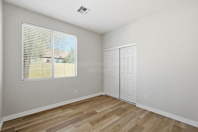 Building Photo - 1711 W Twain Ct