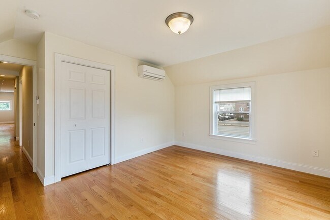 Building Photo - 25 Beachland Ave