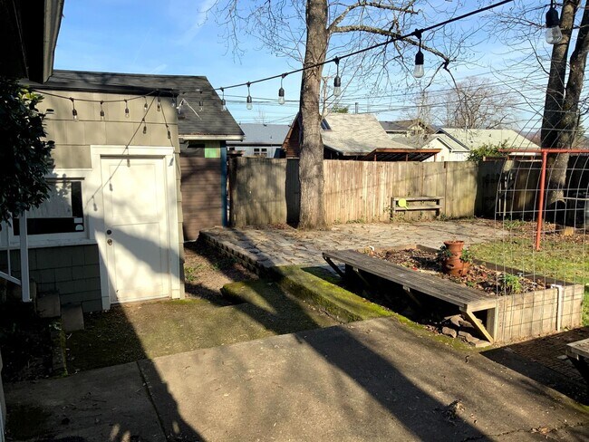 Building Photo - 4 Bedroom, 1.5 Bath House