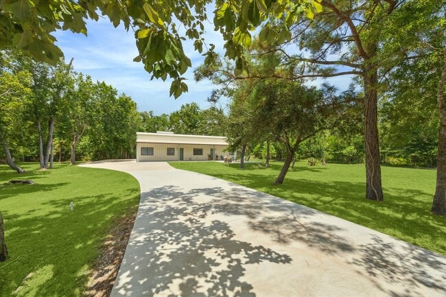 Building Photo - 1425 Oak Hollow Dr
