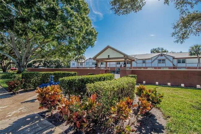 Building Photo - 650 Pinellas Point Dr S