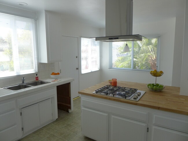 Building Photo - 2802 Ingleside Dr
