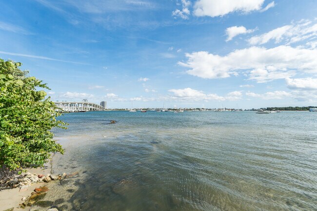 Building Photo - 300 E 24th St