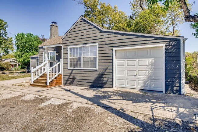 Building Photo - Location, Location, Location! Updated one story home with charm and modern conveniences