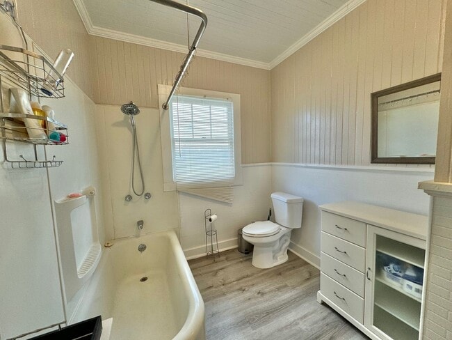 Building Photo - Charming detached single family Kaimuki 3 bdrm, 1 bath home on level lot