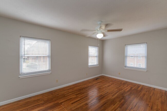 Building Photo - 2 bed/1 bath apartment for rent in Summerville, in-unit washer & dryer!