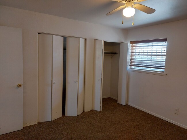 Building Photo - Roomy Duplex Apartment Convenient to NMSU